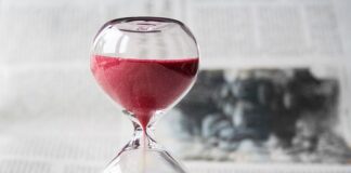 Co to znaczy Człowiek boi się czasu a czas boi się piramid?