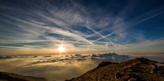 Co znajduje się na szczycie piramidy?