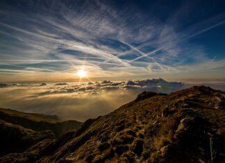 Co znajduje się na szczycie piramidy?