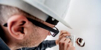 Co lepsze technik elektryk czy technik elektronik?