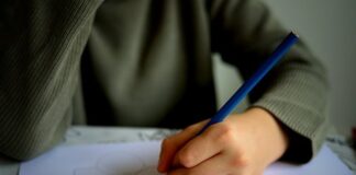 Czy rodzic może uczyć dziecko jazdy samochodem?