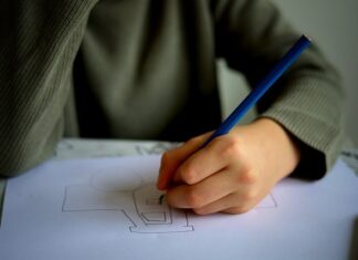 Czy rodzic może uczyć dziecko jazdy samochodem?