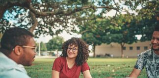 Na jakie dwie grupy dzielimy elementy elektroniczne?