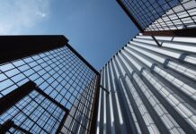 Ile godzin pracuje ekonomista?